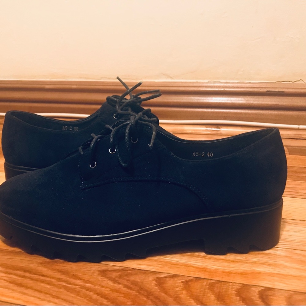 🔸Dark Blue Suede like oxfords.